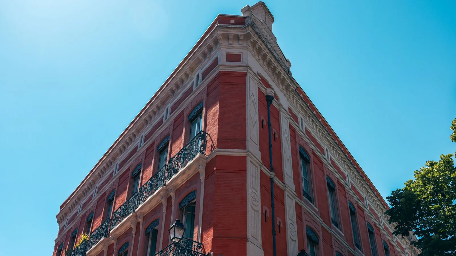 Façade en brique rose à Toulouse pour une présence web locale