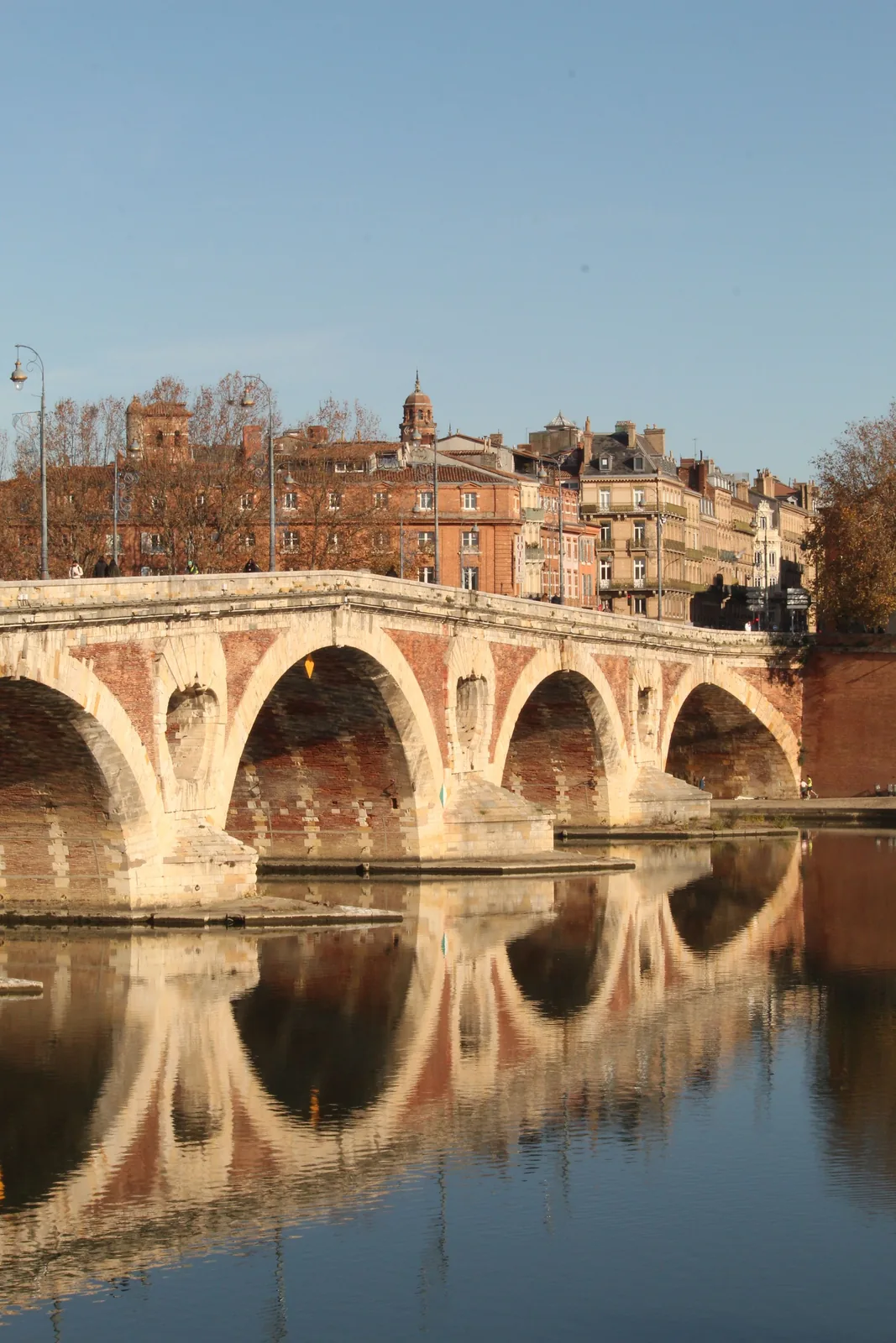 Pont Neuf et bords de Garonne à Toulouse au soleil